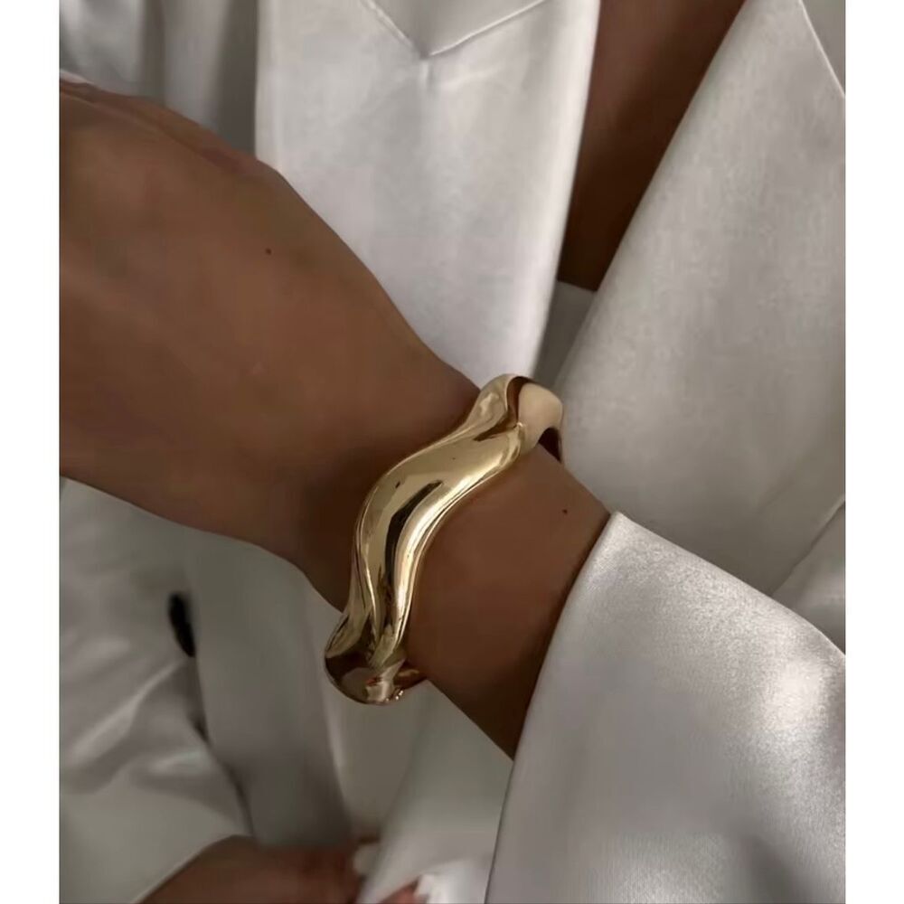 Luxe Sculptural Gold Hinged Bangle – Modern Wave Statement Bracelet Minimalist